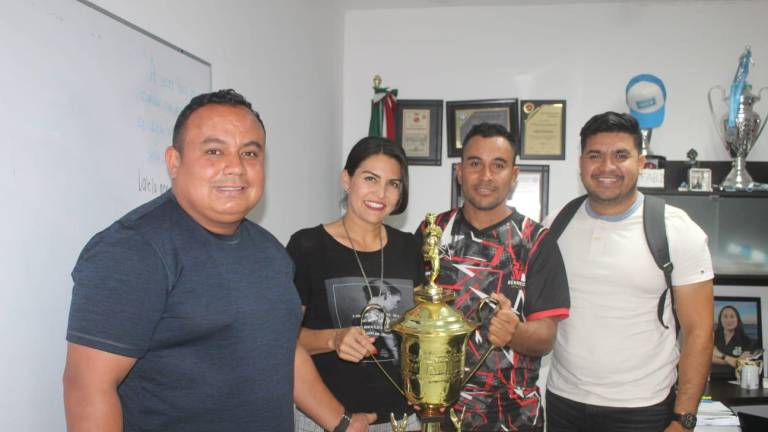 Fabiola Verde recibe el trofeo de la Selección de Mazatlán categoría Osos.