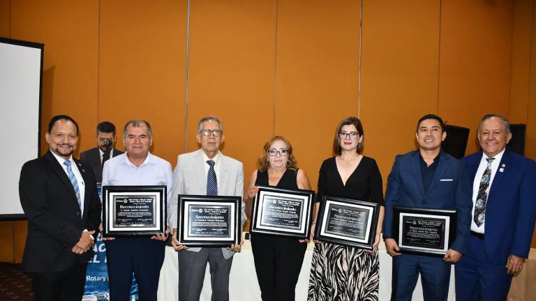 Rotarios reconocen a Amado Bautista, Francisco Paredes, Rosa Elena Aragón, Enélida Guadalupe Corrales y Mario Alonso Bon.