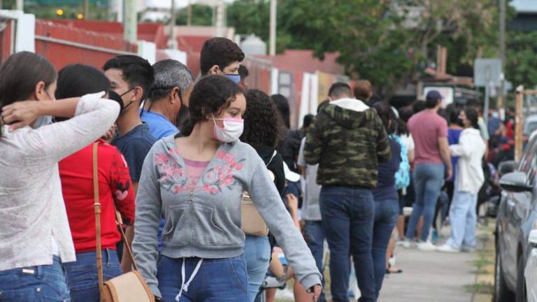 Cientos de adolescentes entre 15 y 17 años acuden al Polideportivo de la UAS para recibir la vacuna contra el Covid-19.