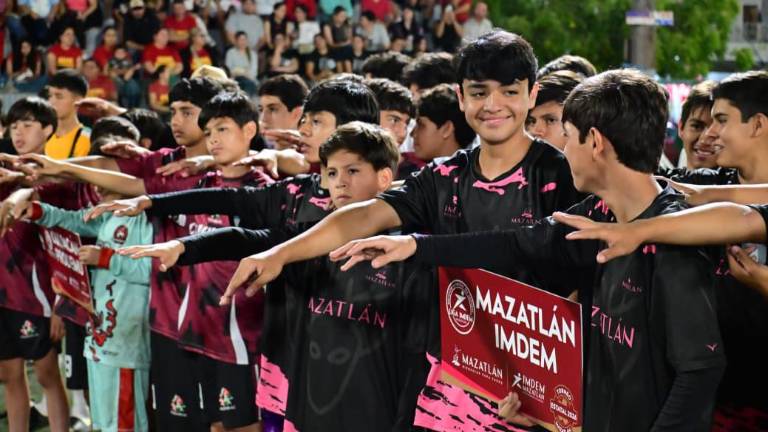 Los jugadores rinden la protesta deportiva.