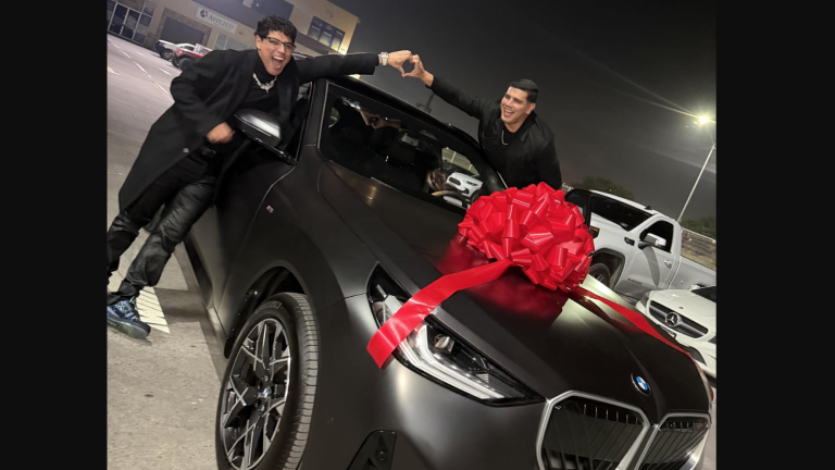Eduin Caz sorprende a su primo con un elegante auto en su cumpleaños.