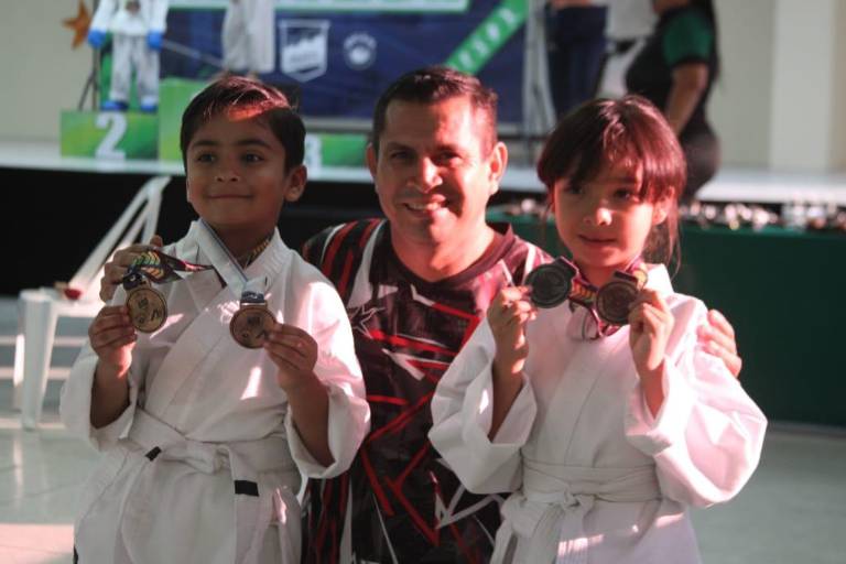 Logra Academia Imdem Prodemaz Real Pacífico 10 preseas en Copa Andes de Karate