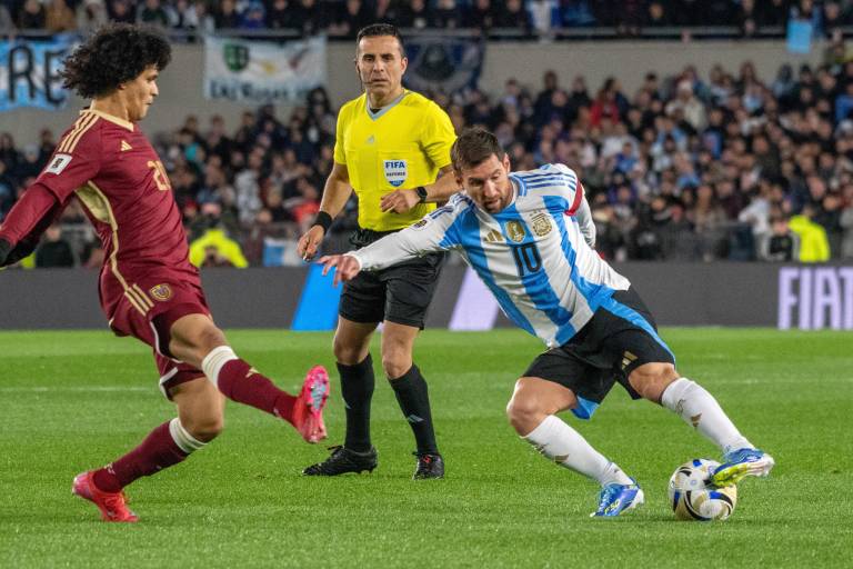 Messi marca doblete en su último juego oficial con Argentina como local