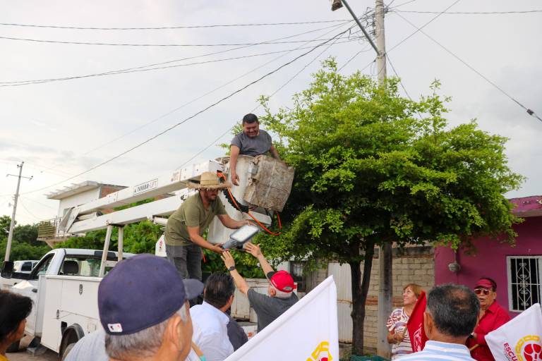 Rehabilitan luminarias en La Concha; obra beneficiará a 250 hogares en Escuinapa