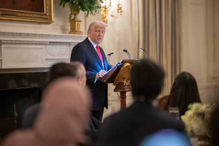 Trump dice que pronto podría anunciar aranceles a automóviles, aluminio y productos farmacéuticos