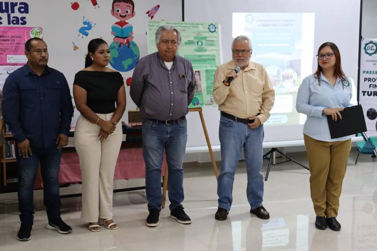 Con la presencia del presidente municipal de Escuinapa, estudiantes de turismo de UTEsc realizan muestra de proyectos de impacto en comunidades de la región