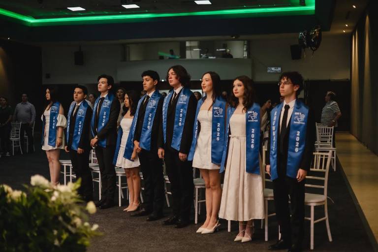 Llenos de alegría celebran su graduación, alumnos de secundaria y preparatoria