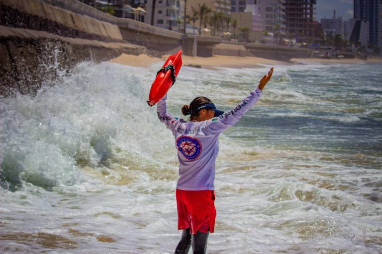 Rescatan a cinco bañistas que eran jalados mar adentro en playas de Mazatlán