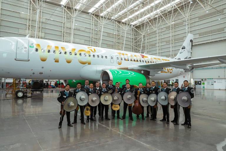 Brinda aerolínea un homenaje a Juan Gabriel