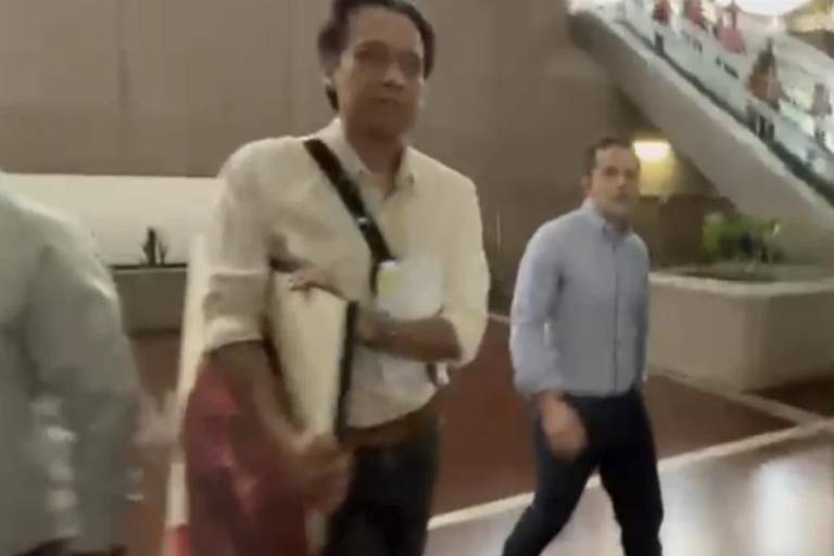 Arriaga mostró el documento de remoción que había exigido y afirmó que ese era “lo mínimo” que un trabajador debía recibir, antes de firmarlo en la oficina que ocupó desde 2021.