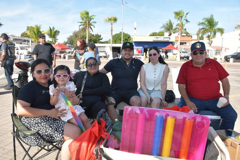 Disfrutan de ‘Oleajes de Alegría’ en el tradicional Carnaval de Altata 2026