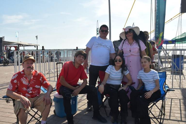 Disfrutan de ‘Oleajes de Alegría’ en el tradicional Carnaval de Altata 2026