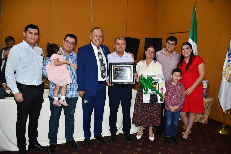 Reconocen rotarios a personas extraordinarias por su vocación y legado