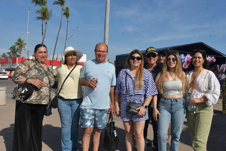 Disfrutan de ‘Oleajes de Alegría’ en el tradicional Carnaval de Altata 2026