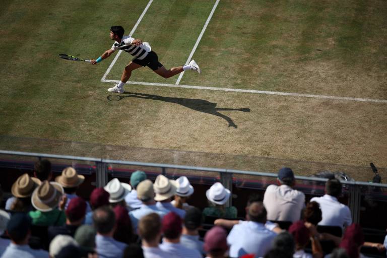 Carlos Alcaraz mejora el saque rumbo a semifinales en Queen’s