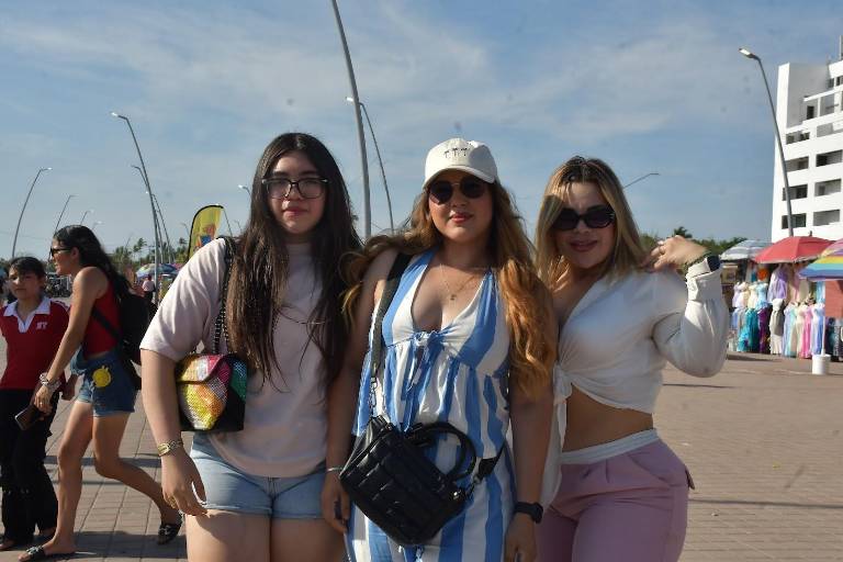 Disfrutan de ‘Oleajes de Alegría’ en el tradicional Carnaval de Altata 2026