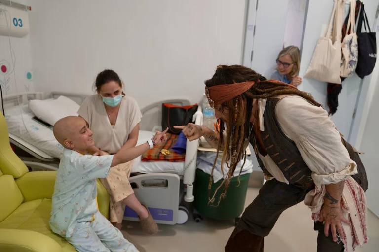 Visita Johnny Depp a niños de un hospital, disfrazado del icónico ‘Capitán Jack Sparrow’