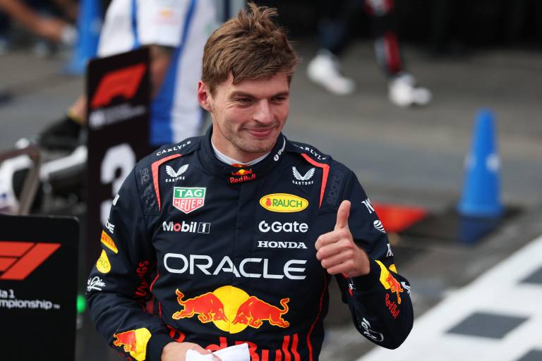 Max Verstappen le birla la ‘pole’ a Sainz en el caos de Baku