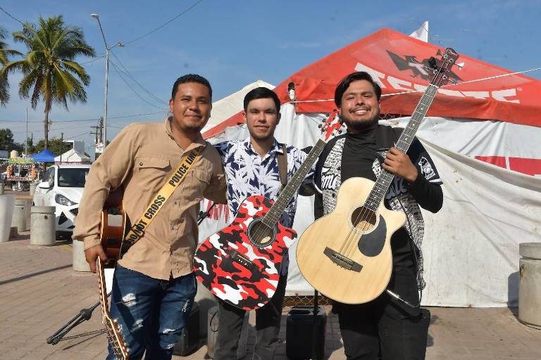 Disfrutan de ‘Oleajes de Alegría’ en el tradicional Carnaval de Altata 2026