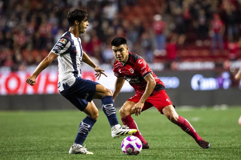 Xolos y Rayados empatan 2-2 en duelo de alto voltaje