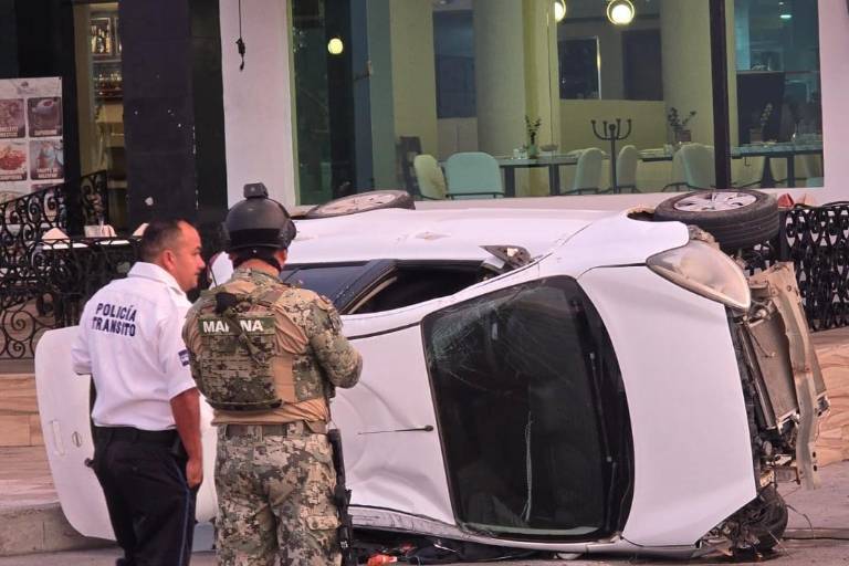 Volcadura en avenida Del Mar deja dos lesionados en Mazatlán