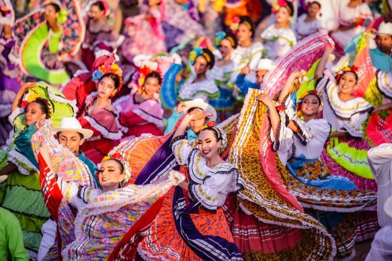 Mazatlán celebra el 50 aniversario del ISIC con muestra monumental de danza folklórica