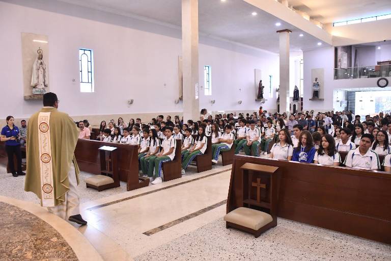 Agradecen a Dios, alumnos del Instituto Senda por culminar una etapa de su educación