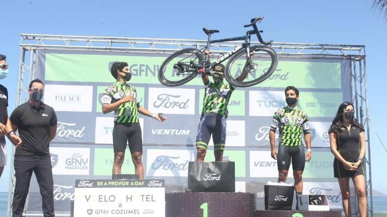 José Alfredo Aguirre Infante muestra parte de sus premios en la carrera de ciclismo GFNY.