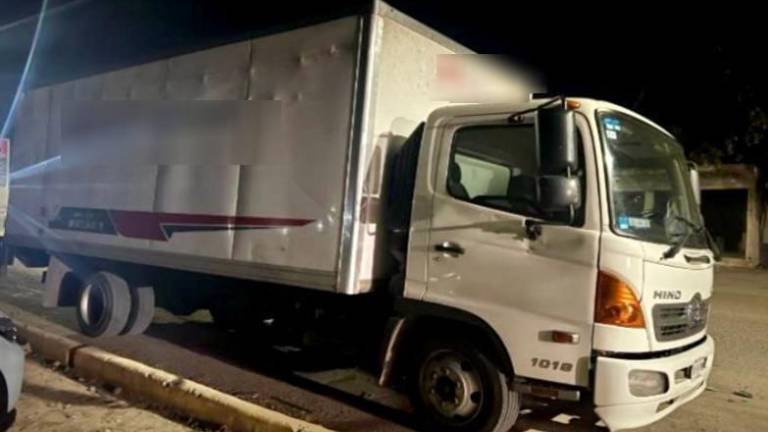 Un camión de carga Hino, blanco, modelo 2019, fue recuperado cerca del canal número 2 de la sindicatura de Costa Rica.