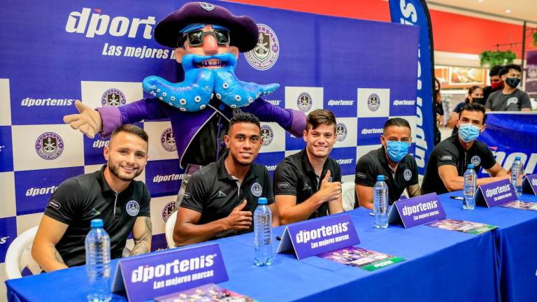 Jugadores del Mazatlán FC que estuvieron presentes en la firma de autógrafos en D’portenis de Plaza Acaya.