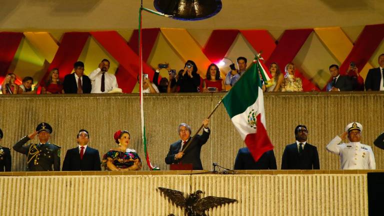 El Gobernador Rubén Rocha Moya ondea la Bandera de México en Palacio de Gobierno, en Culiacán.