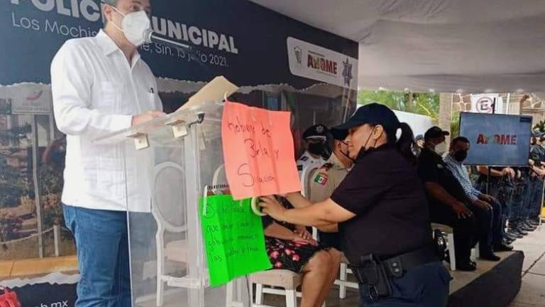 La agente Rosario Dignora Valdez López coloca unas cartulinas como protesta contra el Alcalde de Ahome, Manuel Guillermo Chapman Moreno.