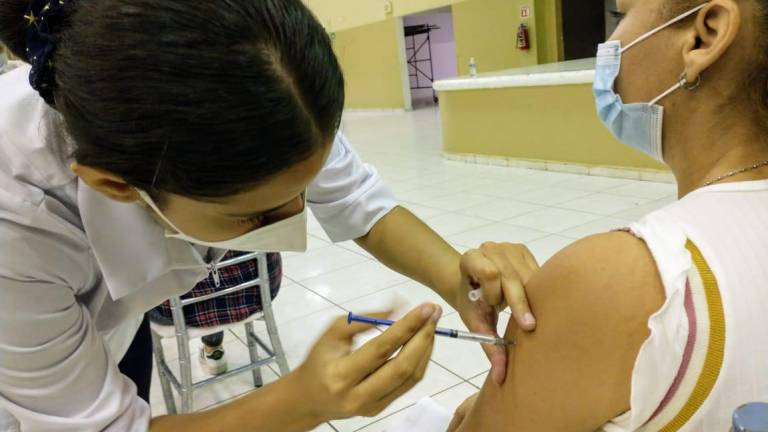 Aplican segunda dosis de vacuna contra el Covid a jóvenes de 18 a 29 años en zona rural de Ahome