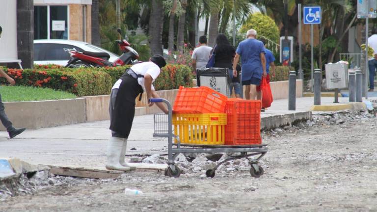 Trabajadores de hoteles dan el extra para garantizar una atención de primera a turistas, en zona de remodelación en Mazatlán