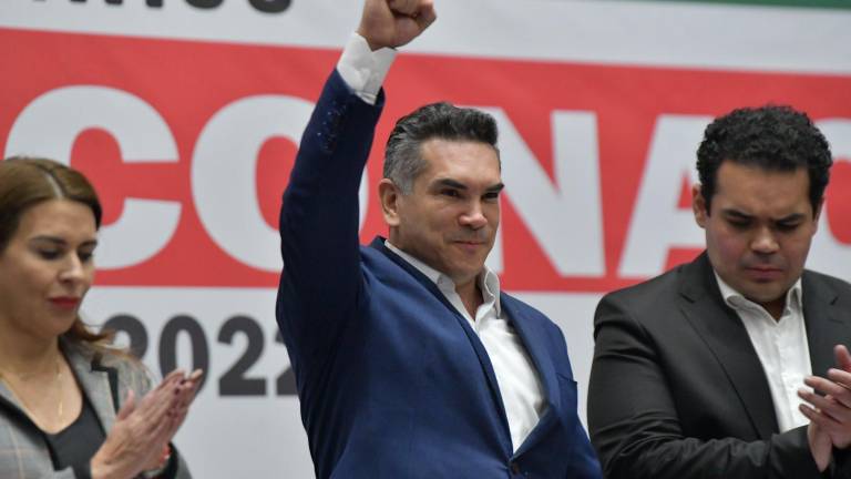 El dirigente nacional del PRI Alejandro Moreno Cárdenas celebra la aprobación de reformas internas del partido.