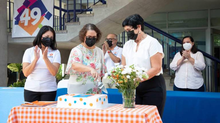 La directoras de kínder, primaria y secundaria realizaron el corte del pastel por el 49 aniversario de la Escuela Activa Integral.