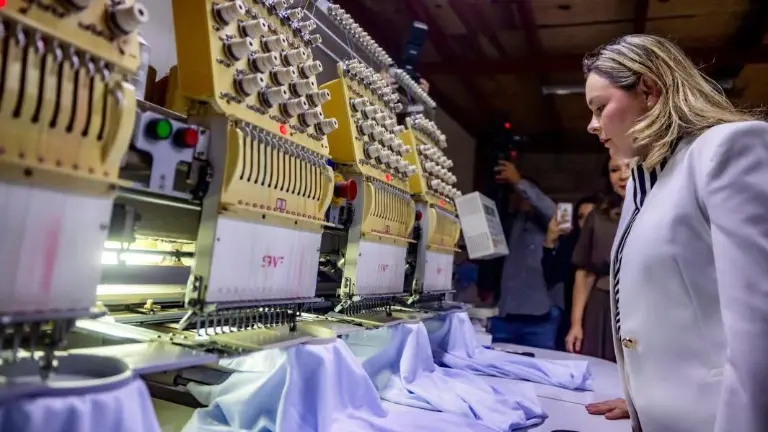 La Gobernadora de Sinaloa Yeraldine Bonilla Valverde en un recorrido por una planta donde elaboran uniformes escolares.