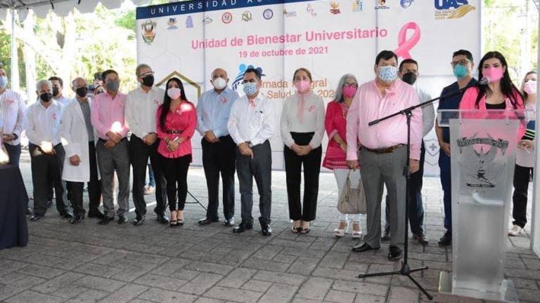 El Rector de la UAS, doctor Jesús Madueña Molina, acompañado de la directora de Bienestar Universitario, maestra Sofía Angulo de Madueña, pusieron en marcha la Unidad Móvil de Salud Universitaria.