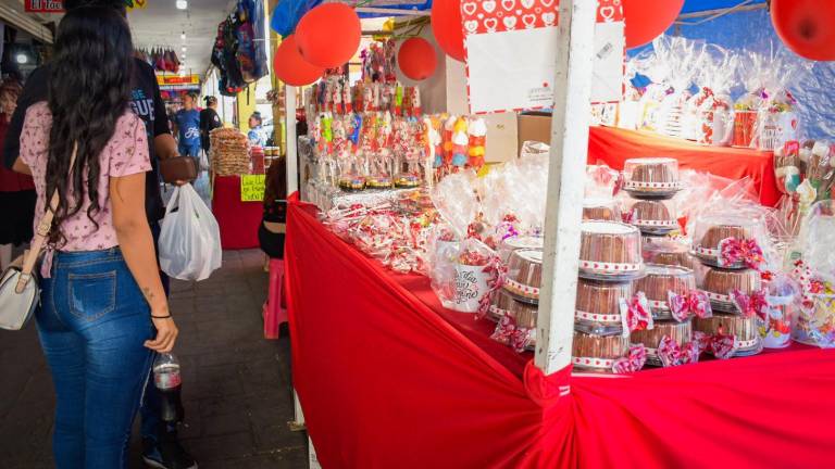 Yolanda Zazueta colocó su puesto de dulces alusivos a la fecha por un pasillo del Mercado Garmendia en el primer cuadro de la ciudad.