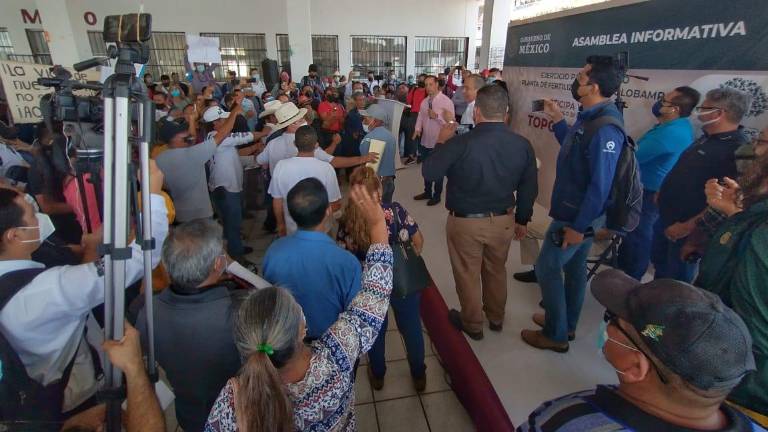 Opositores a la planta de amoniaco que se pretende construir en Topolobampo se manifestaron durante la asamblea.