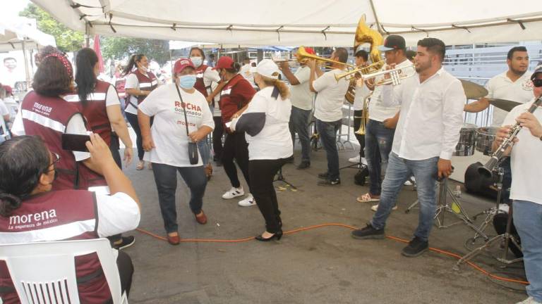 En Mazatlán, Juan Carlos Patrón ‘adelanta’ festejo ante su posible triunfo en el Distrito 23