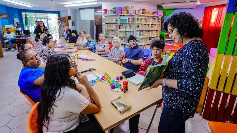 La escritora infantil María Teresa Ruiz compartió la magia de sus obras con adultos mayores en la Biblioteca Municipal Ing. Manuel Bonilla.