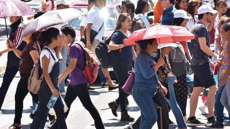 Personas en Ciudad de México se protegen del sol en un caluroso junio. El calor, sumado a las sequías, inundaciones, incendios y el huracán Otis, ha sido desastroso para la salud, la seguridad alimentaria y el desarrollo económico y humano de América Latina y el Caribe.