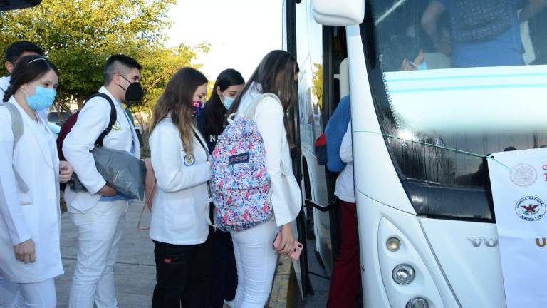 Los brigadistas suben a la unidad que ,los llevó a los municipios del norte.
