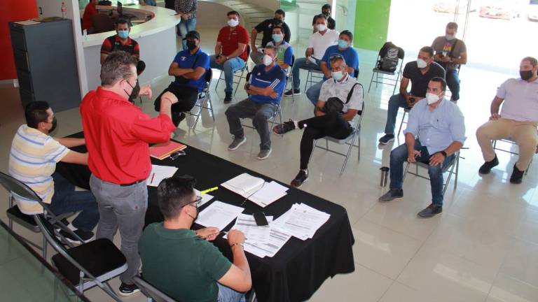 Carlos Lara Cebreros, en la reunión que tuvo con entrenadores de las disciplinas que entrarán en acción.