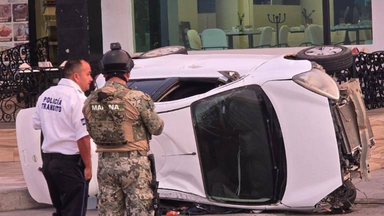 Un auto terminó volcado en avenida Del Mar; dos personas fueron atendidas por cuerpos de emergencia.