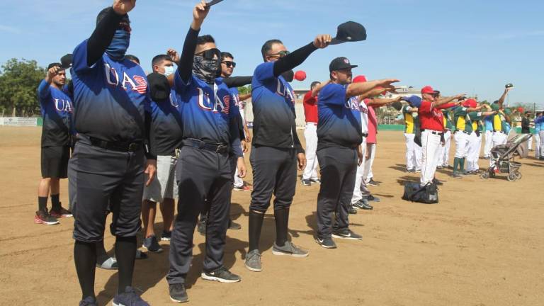 Los jugadores al momento de rendir protesta en la inauguración de la Liga de Beisbol Burócrata Federal.