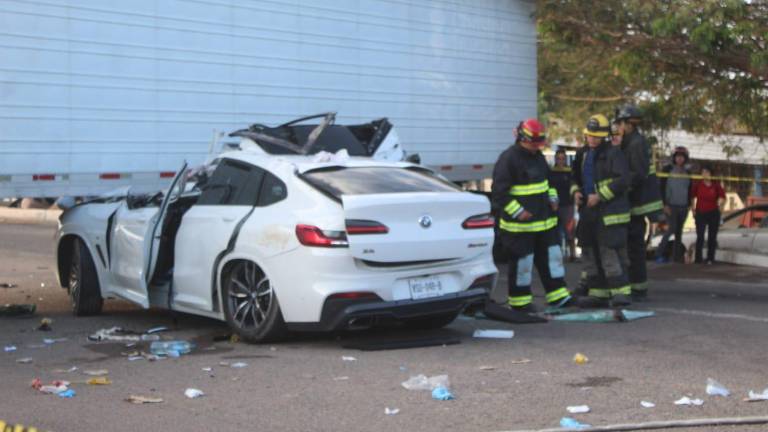 Mujer pierde la vida tras chocar automóvil contra tráiler, al norte de Culiacán