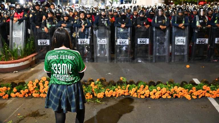 Cientos de policías cerraron el paso a los colectivos que, la noche del 10 de junio, intentaban llegar al Estadio Ciudad de México.