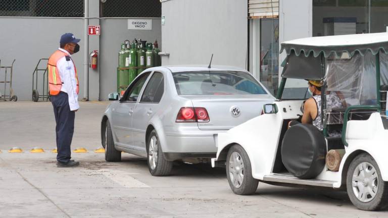 En Mazatlán, ciudadanos acuden a llenar tanques de oxígeno en empresa del Parque Bonfil.